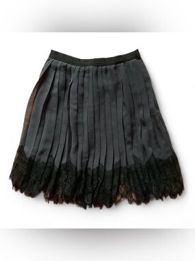 NWOT CLUB MONACO Pleated Mini Skirt w. Lace Trim | 00 | Gray & Black